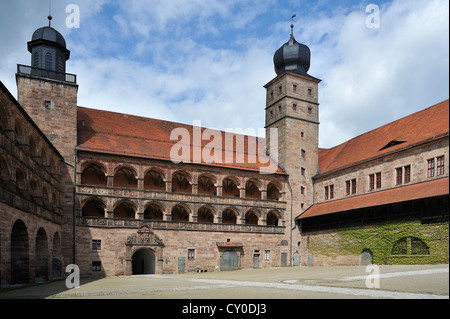 'Schoener Hof", splendido cortile, costruito 1564-1569 da Caspar Vischer, restaurato 1984-1990, il castello di Plassenburg, Kulmbach Foto Stock