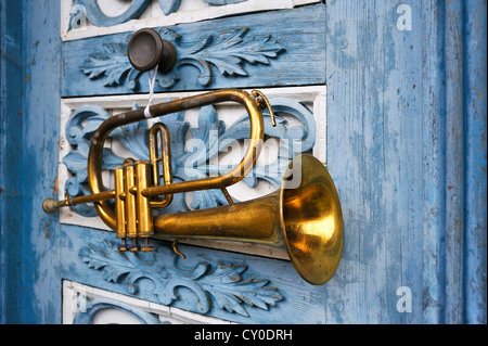 Tromba appeso su un vecchio ornato porta di legno, Simonshofen, Media Franconia, Bavaria Foto Stock