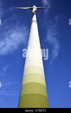 Turbina eolica da sotto contro un cielo blu, Karsberg, Alta Franconia, Bavaria Foto Stock