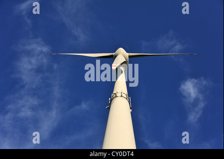 Turbina eolica da sotto contro un cielo blu, Karsberg, Alta Franconia, Bavaria Foto Stock