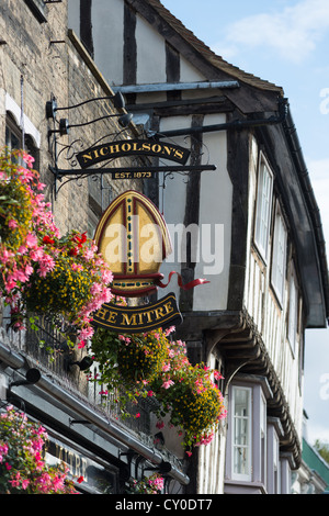 Mitre Pub segno con edificio Tudor in Cambridge city centre, Cambridgeshire, Inghilterra. Foto Stock