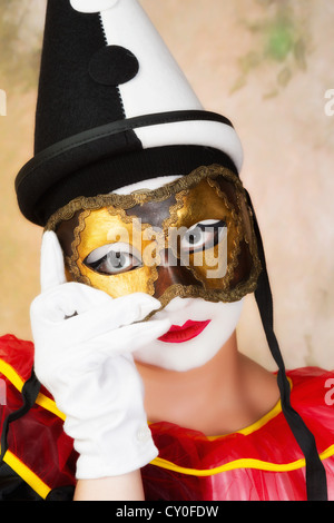 Dipinto pierrot tenendo un cuoio maschera di venezia Foto Stock
