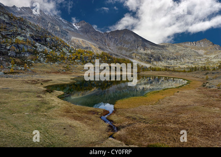 Il Dre il lago e le montagne Levanne, Gran Paradiso NP, Piemonte, Italia Foto Stock