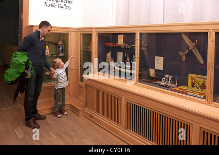 Little Boy guardando i giocattoli presso il Museo Nordiska.Stoccolma Foto Stock