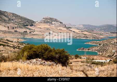 Embalse de Zahara e vista sulla fortificazione a Zahara de la Sierra, Spagna Foto Stock