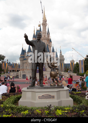 Partner statua di Walt Disney e Mickey Mouse nella parte anteriore del castello cinderllas nel regno magico Walt Disney World florida usa Foto Stock