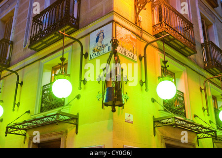 Isabel II angolo quadrato a Calle Arenal, Vista notte. Madrid, Spagna. Foto Stock