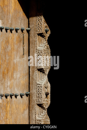 Vecchia porta di legno incisa a Nizwa Fort, Oman Foto Stock