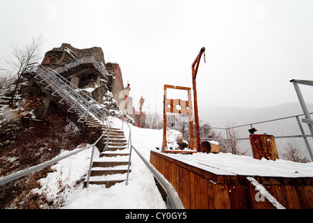Rovine della cittadella di Poenari in inverno, Romania Foto Stock