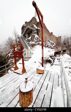 Rovine della cittadella di Poenari in inverno, Romania Foto Stock