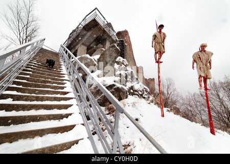 Rovine della cittadella di Poenari in inverno, Romania Foto Stock