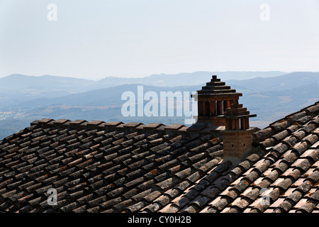 Guardando attraverso il tetto al paesaggio toscano, Volterra Toscana Italia Foto Stock