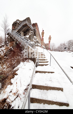 Rovine della cittadella di Poenari in inverno, Romania Foto Stock