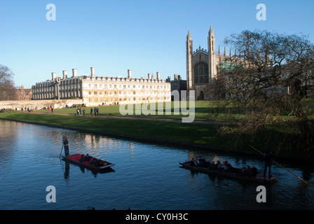 Due sterline passando a vicenda sulla camma con il Kings College di Cambridge in background Foto Stock