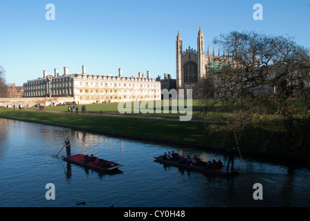 Due sterline passando a vicenda sulla camma con il Kings College di Cambridge in background Foto Stock