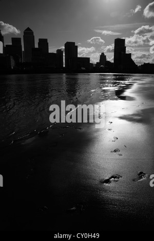 Grattacieli di Canary Wharf stagliano dalla bassa sole visto attraverso il Fiume Tamigi a Rotherhithe, London, Regno Unito Foto Stock