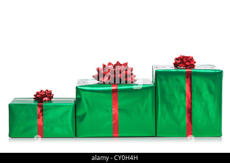 Tre regalo presenta in verde la carta di avvolgimento con fiocco rosso e nastro, isolato su uno sfondo bianco. Foto Stock