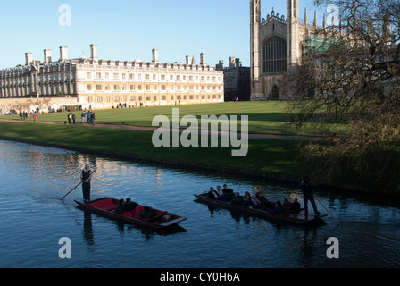 Due sterline passando a vicenda sulla camma con il Kings College di Cambridge in background Foto Stock