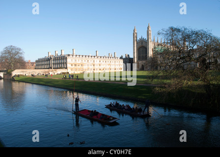 Due sterline passando a vicenda sulla camma con il Kings College di Cambridge in background Foto Stock