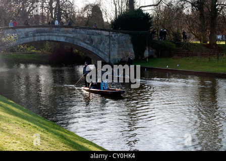 Grande punt riempito con persone sulla camma vicino a King's College di Cambridge con un ponte in pietra in background Foto Stock