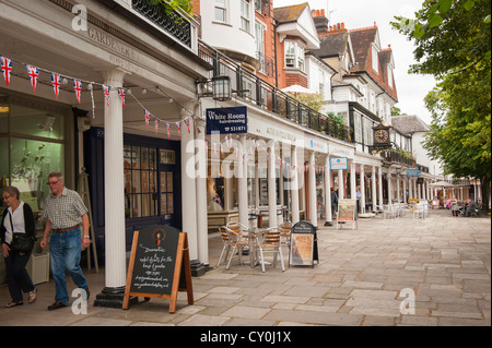 Kent Royal Tunbridge Wells The Pantiles antichi negozi i negozi portico colonnato di pilastri Foto Stock