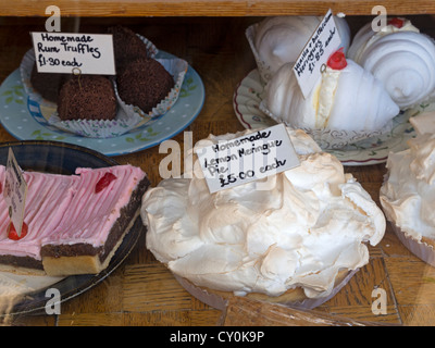 Lemon Meringue Pie e dolci in una panetteria finestra. Foto Stock