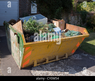 Saltare riempito di rifiuti in un vialetto. Foto Stock