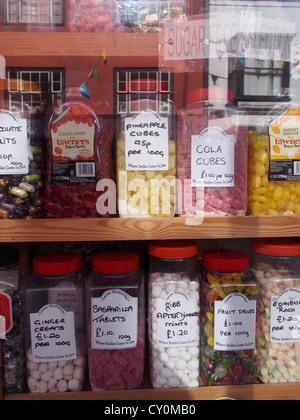 Vasi di caramelle in una finestra del negozio. Foto Stock