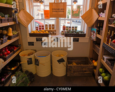 Prodotti freschi in un piccolo villaggio locale High Street shop. Foto Stock