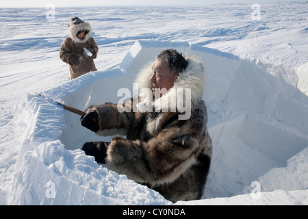 Costruzione di un iglo sul polo nord Foto Stock