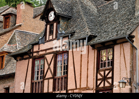 Francia, St. James Titolo: Medievale tipiche case a graticcio in villaggio storico Conques Foto Stock