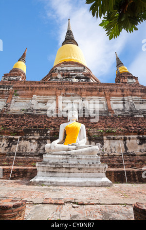 Seduto immagine del Buddha in Wat Yai Chai Mongkol Foto Stock