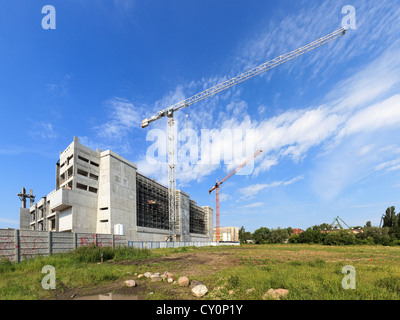 Due grandi gru e la costruzione dell'edificio. Foto Stock