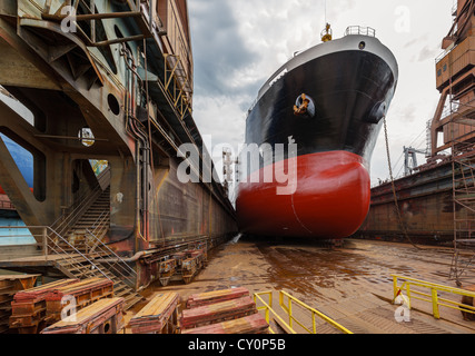 Una grande nave cisterna viene rinnovato nel cantiere navale di Gdansk, Polonia. Foto Stock