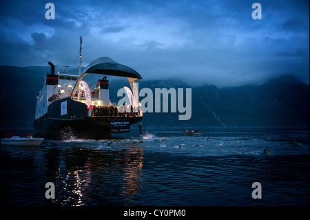 L'inizio di Norseman Xtreme Triathlon 2012 sta per accadere come gli atleti saltare fuori di un traghetto in hardangerfjorden, Norvegia. Foto Stock