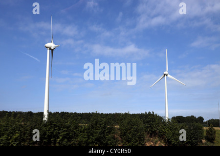 La Francia sulla strada di Calais turbine eoliche nel campo Foto Stock