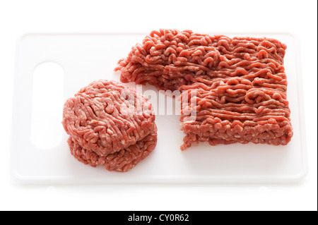 Fare hamburger da materie di macinato di manzo isolato su uno sfondo bianco Foto Stock