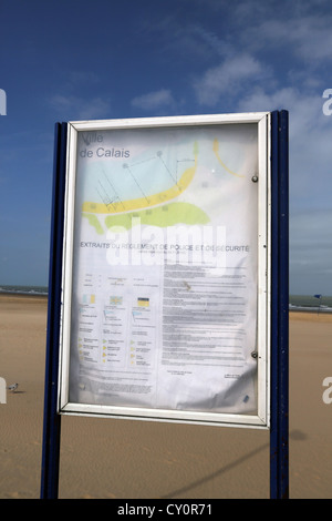 Calais Francia spiaggia di Calais segno Mostra Mappa e guida alla spiaggia Flag di avviso Foto Stock