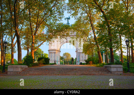 Grand Army Plaza arch visto dalla fontana Bailey, Brooklyn, New York Foto Stock