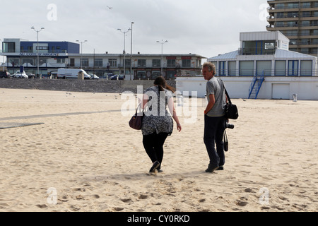 Calais Francia turisti sulla spiaggia di Calais e Au Cote d'Argent Ristorante Foto Stock