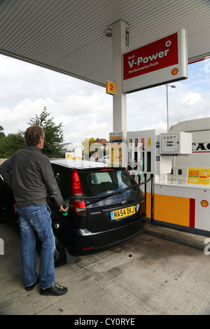 L'uomo Riempimento Ford Fiesta con normale senza piombo al distributore di benzina Shell Ewell Inghilterra Foto Stock