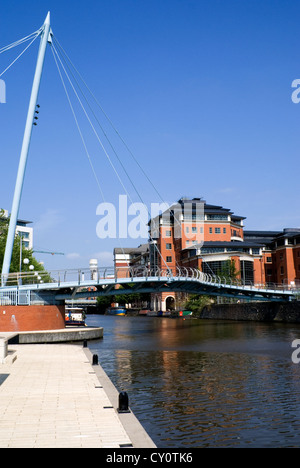 Ponte di chiatte e moderni edifici di Temple Quay Bristol City Centre in Inghilterra Foto Stock