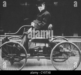 Henry Ford nel suo primo passeggero, Automobile quadriciclo, costruita la prima volta nel 1896, USA, circa 1903 Foto Stock