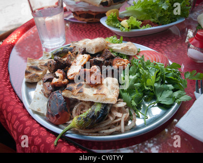 Caffè servito il pranzo in un tipico modo turco - Fegato kebab con pane pita, grigliate di pepe e pomodoro, prezzemolo e cipolla - a Bursa in Turchia Foto Stock