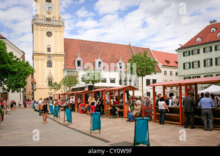 Giorno di mercato in piazza Hlavnenam Bratislava Foto Stock