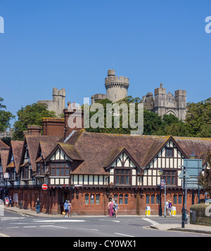 Arundel West Sussex incrocio con castello in background. Foto Stock