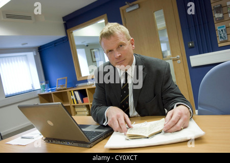 Swansea University professor Chris Williams, editingThe Richard Burton diari libro che è stato lanciato nel mese di ottobre 2012. Foto Stock