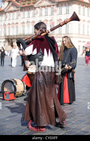 Musicisti artisti di strada in abito tradizionale per le strade di Praga Foto Stock