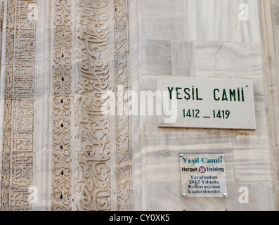 La moschea verde in Bursa Turchia, Yesil Cami, Sito Patrimonio Mondiale dell'Unesco, sculture in marmo all'esterno. Nome sign all'ingresso Foto Stock