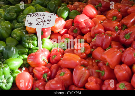 Peperoni rossi e verdi per la vendita su un mercato in stallo a Praga Foto Stock